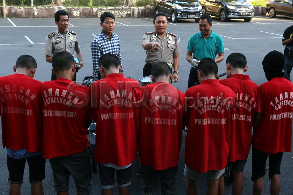 Polisi Lumpuhkan Kawanan...