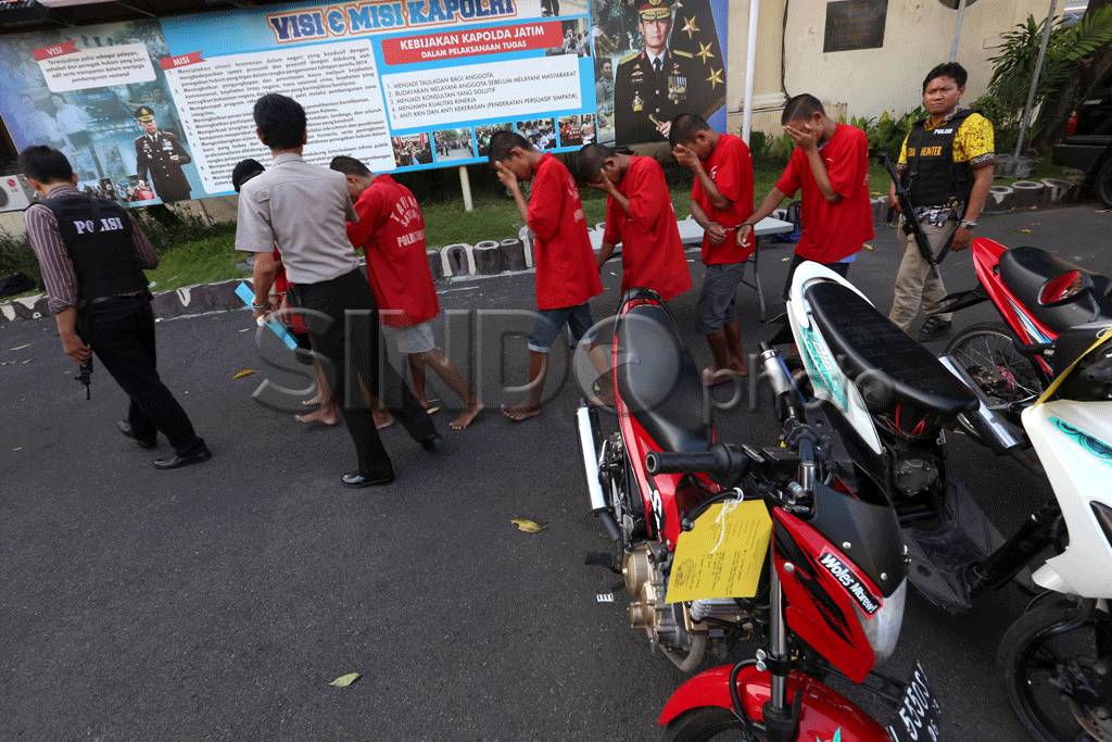 Polisi Lumpuhkan Kawanan...