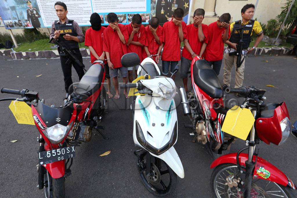 Polisi Lumpuhkan Kawanan...