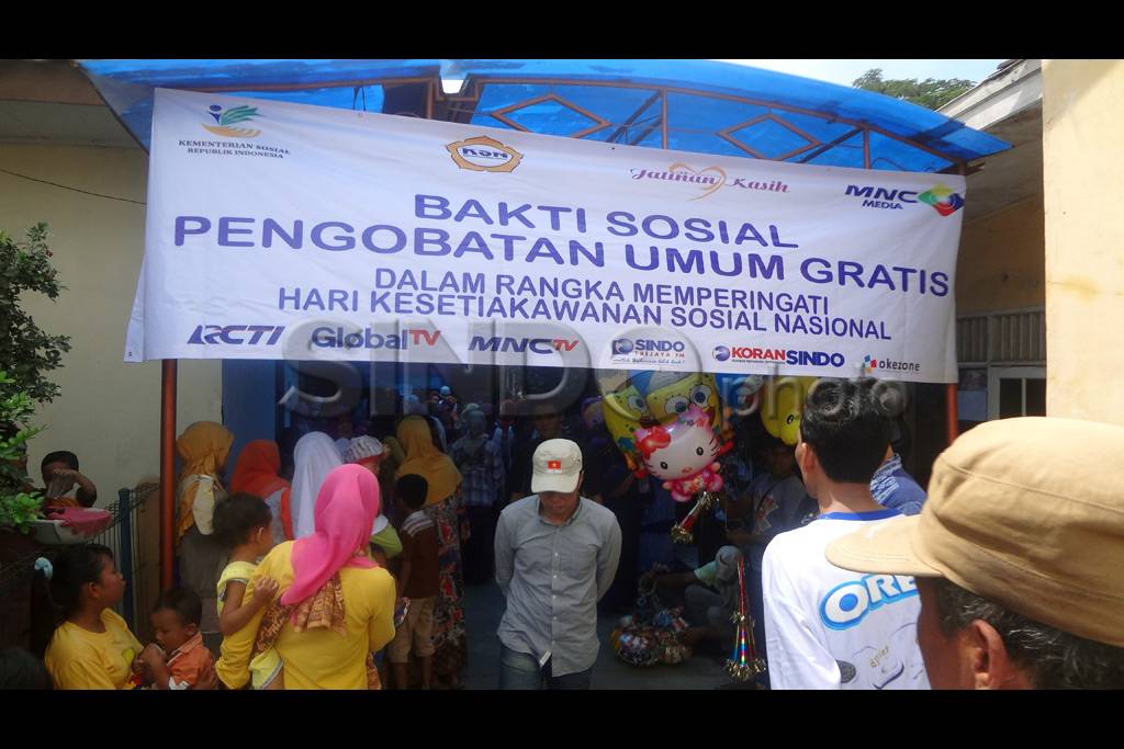 Ratusan Warga Padati...