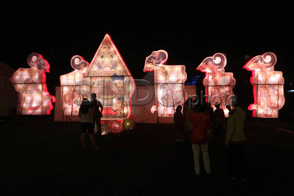 Ribuan Lampion Warna-warni...