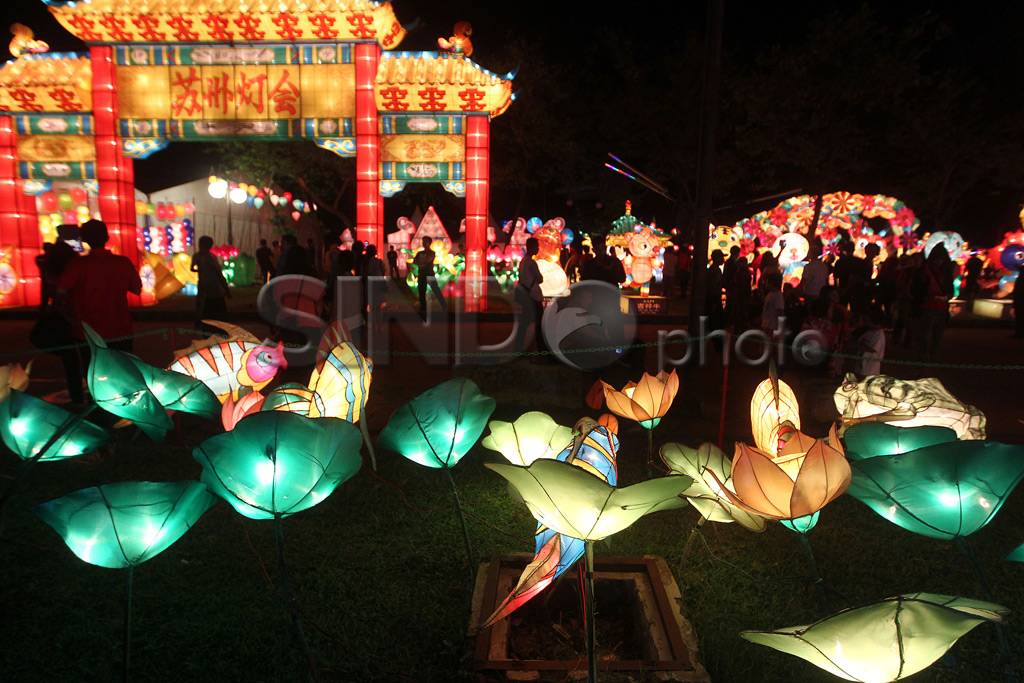 Ribuan Lampion Warna-warni...