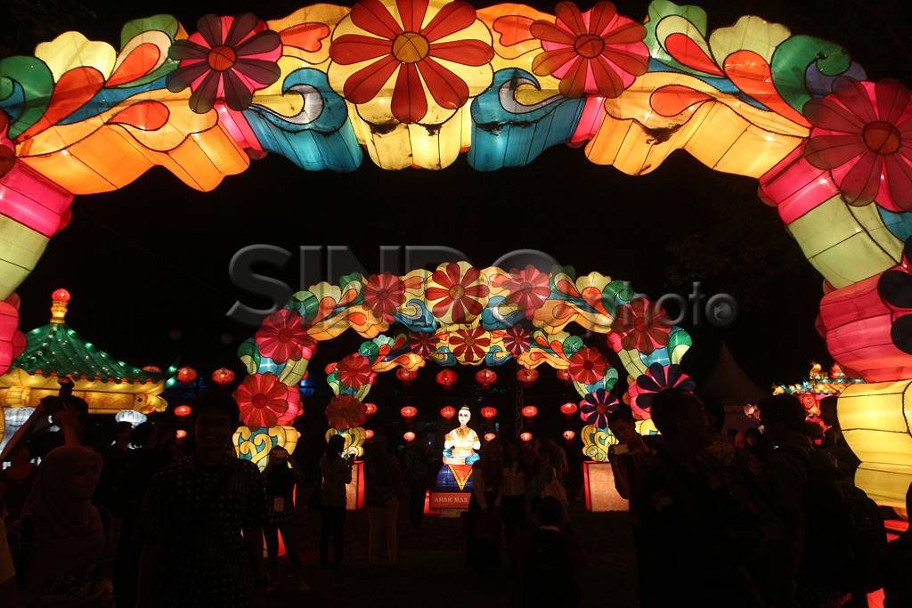 Ribuan Lampion Warna-warni...