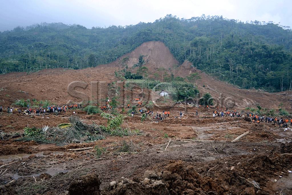 Pencarian Korban Tanah...