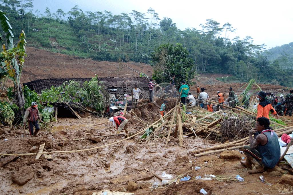 Pencarian Korban Tanah...