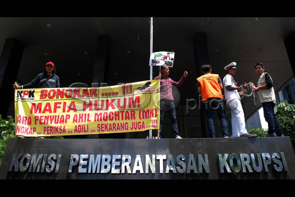 Aktivis Tuntut KPK Segera...