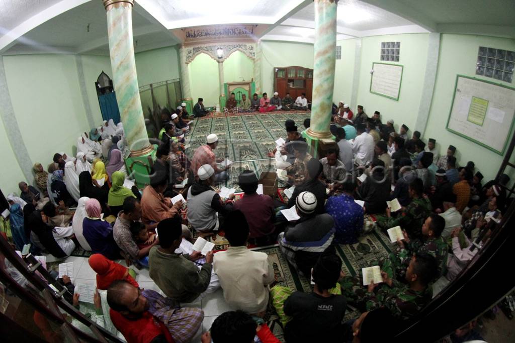 Warga Gelar Doa Bersama...