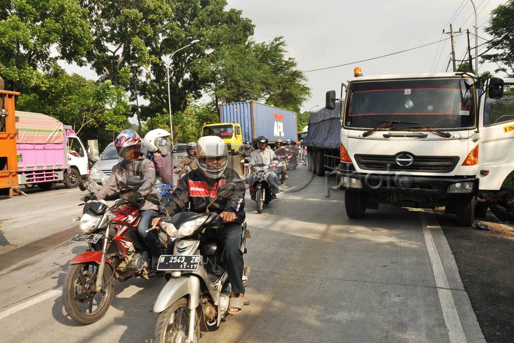 Truk Pengangkut Semen...
