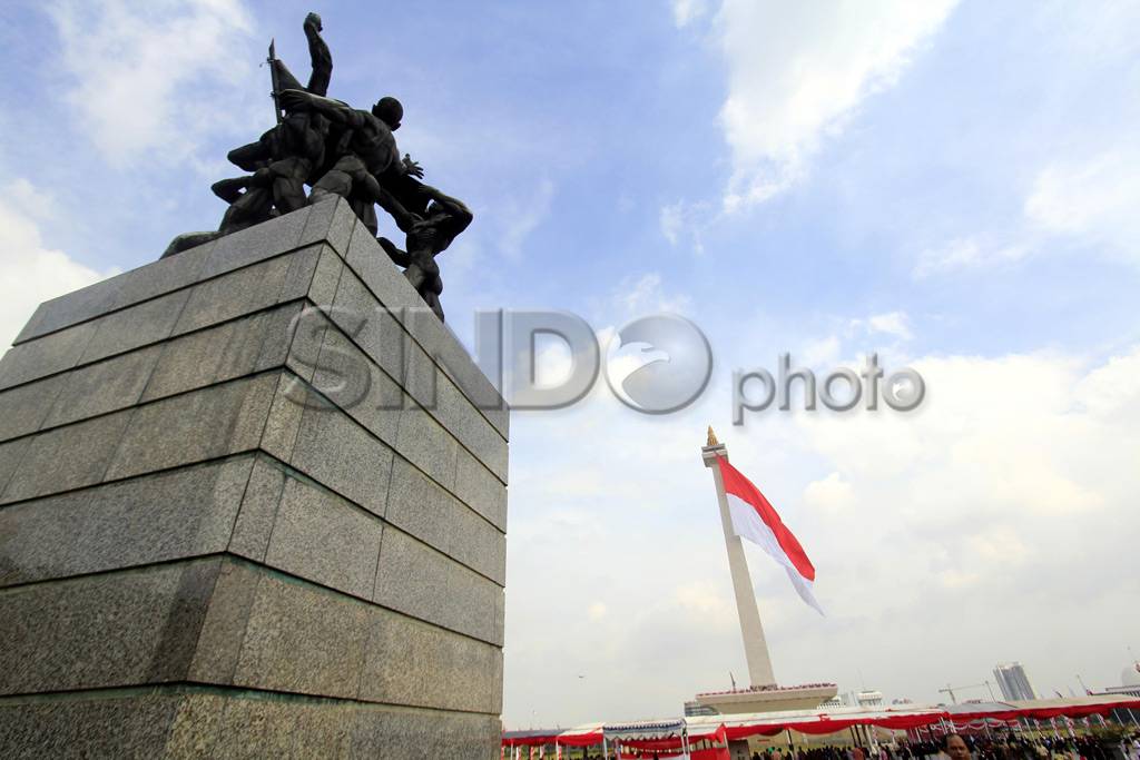 Aksi Terjun Payung Warnai...