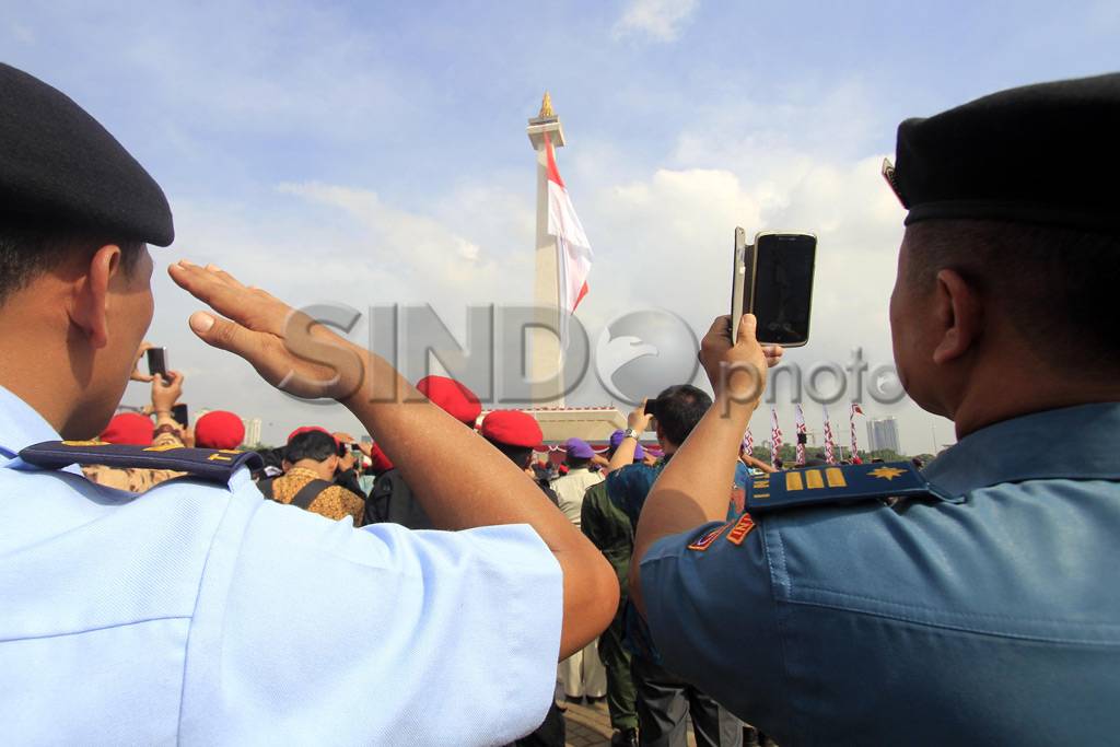 Aksi Terjun Payung Warnai...