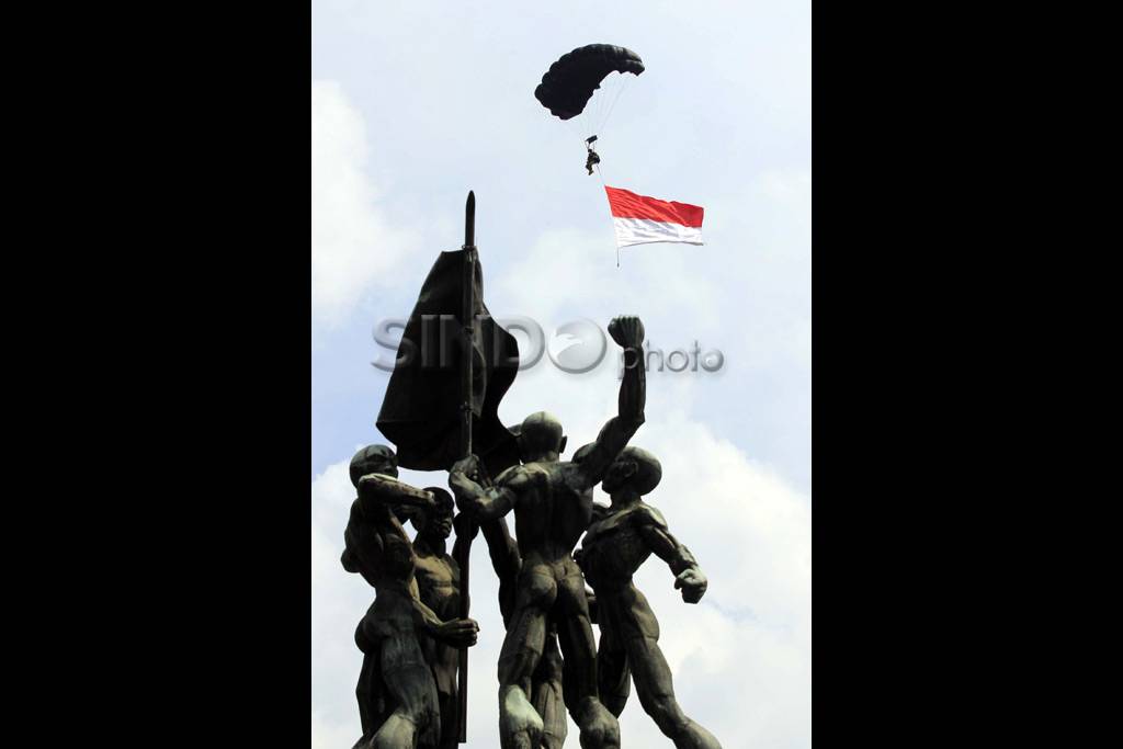 Aksi Terjun Payung Warnai...