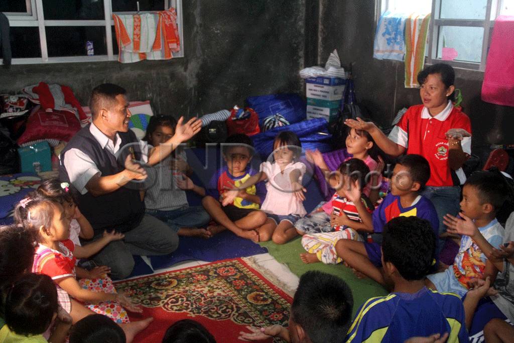 Pengungsi Tanah Longsor...