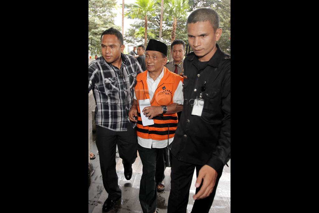 KPK Gali Keterangan...