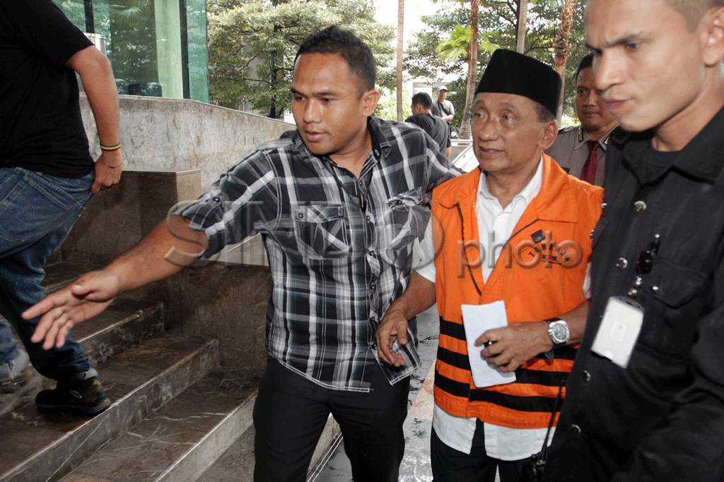 KPK Gali Keterangan...