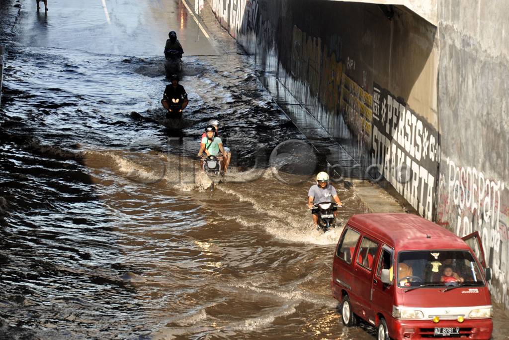 Banjir Menggenangi Underpass...