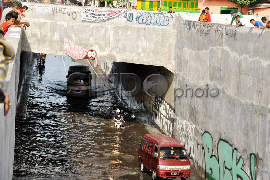 Banjir Menggenangi Underpass...
