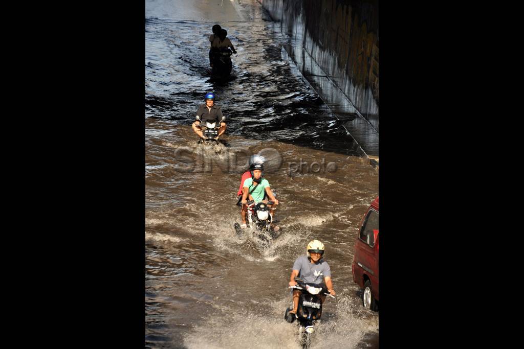 Banjir Menggenangi Underpass...