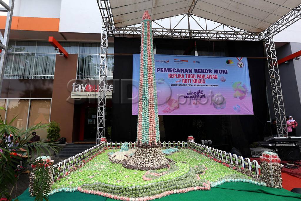 Replika Tugu Pahlawan...