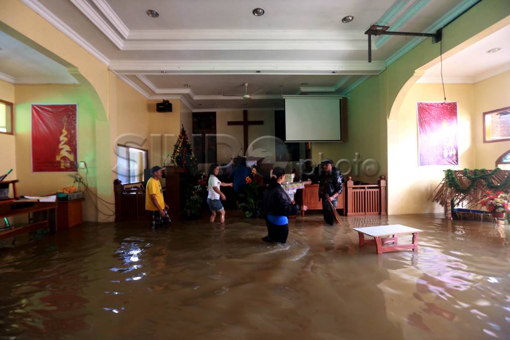 Persiapan Natal di Gereja...