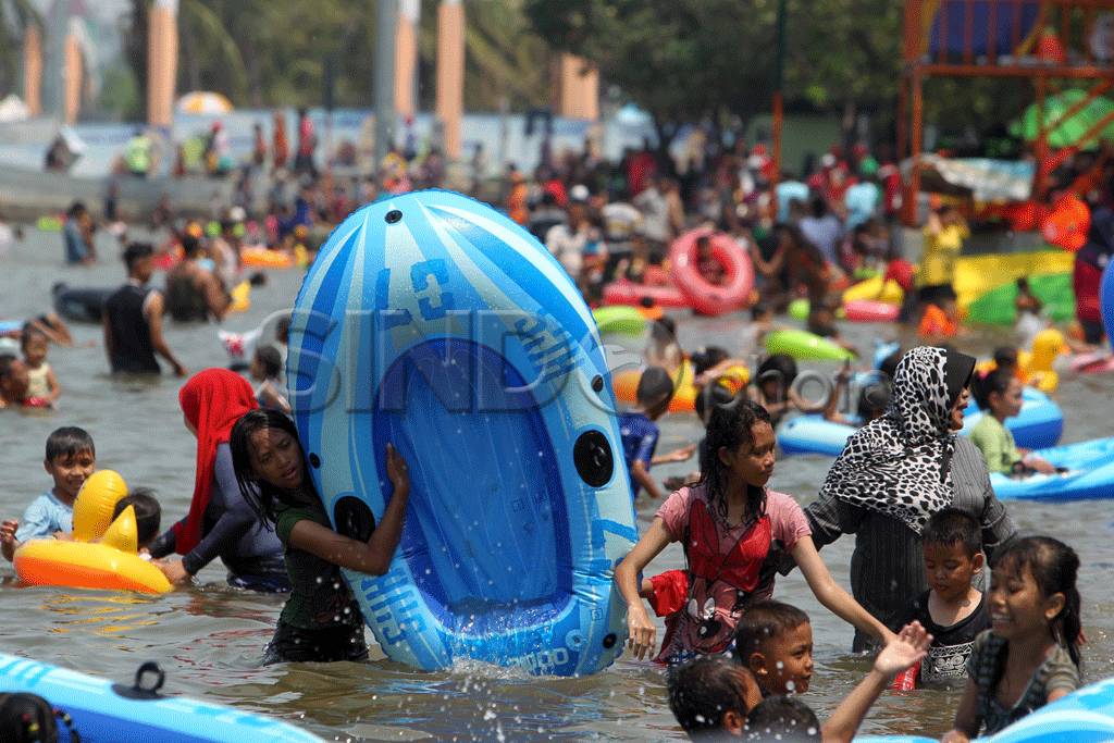 Pantai Ancol Disesaki...