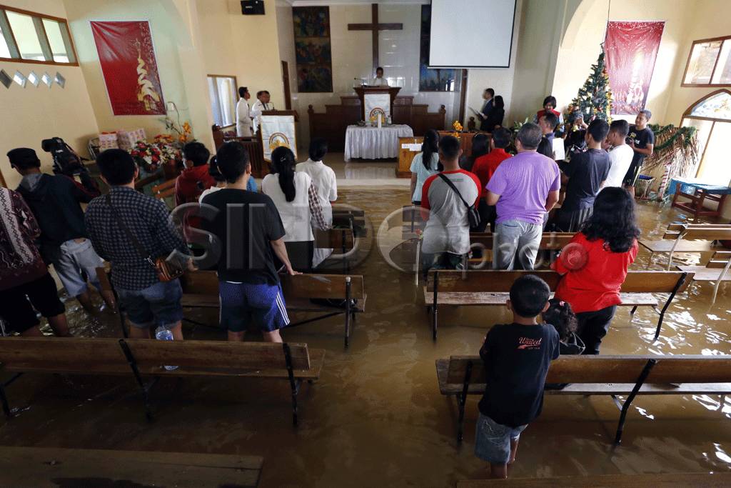 Gereja Terendam Banjir,...