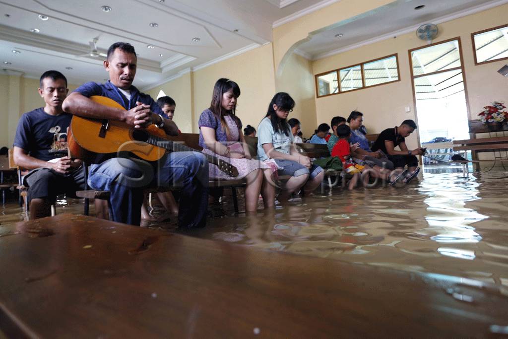 Gereja Terendam Banjir,...
