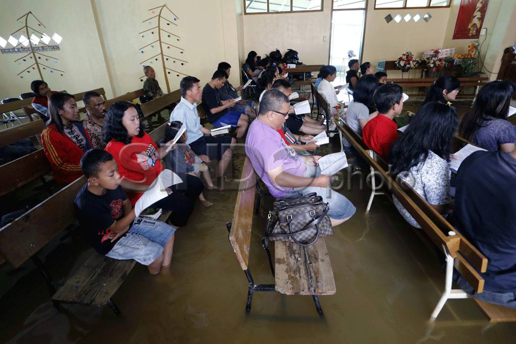 Gereja Terendam Banjir,...