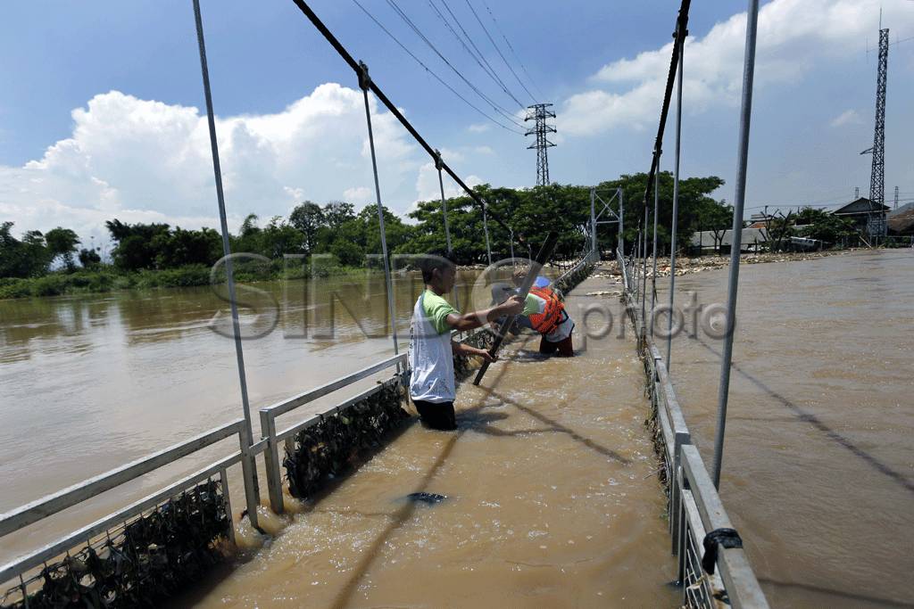 Bersihkan Sampah Akibat...