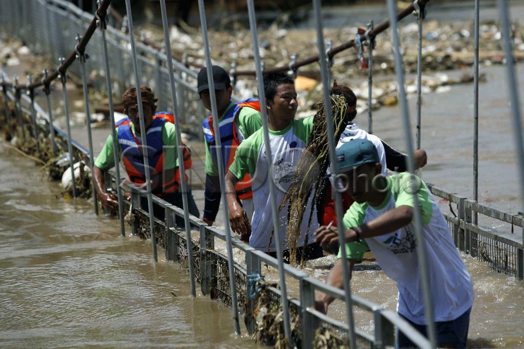 Bersihkan Sampah Akibat...