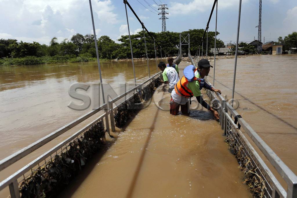 Bersihkan Sampah Akibat...