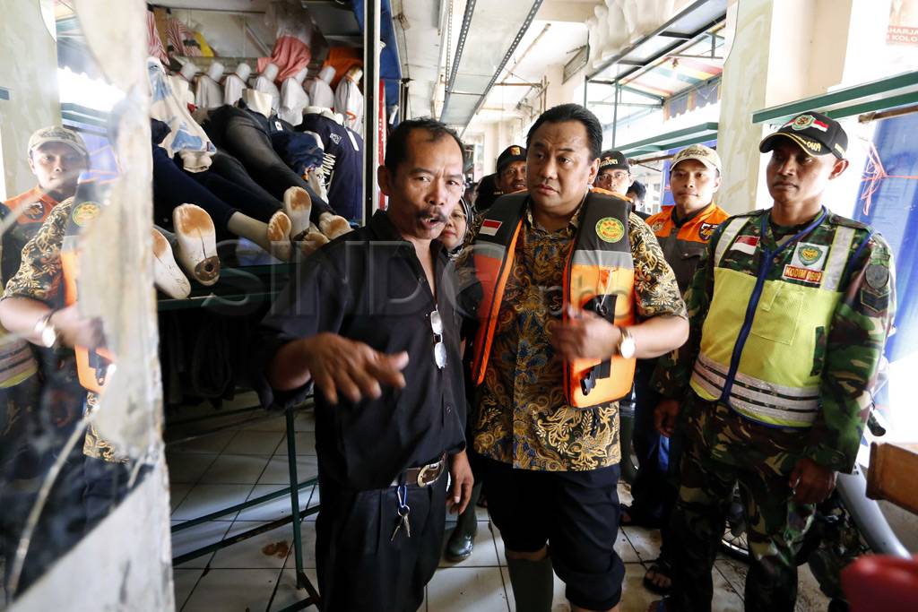 7 Hari Terendam Banjir,...