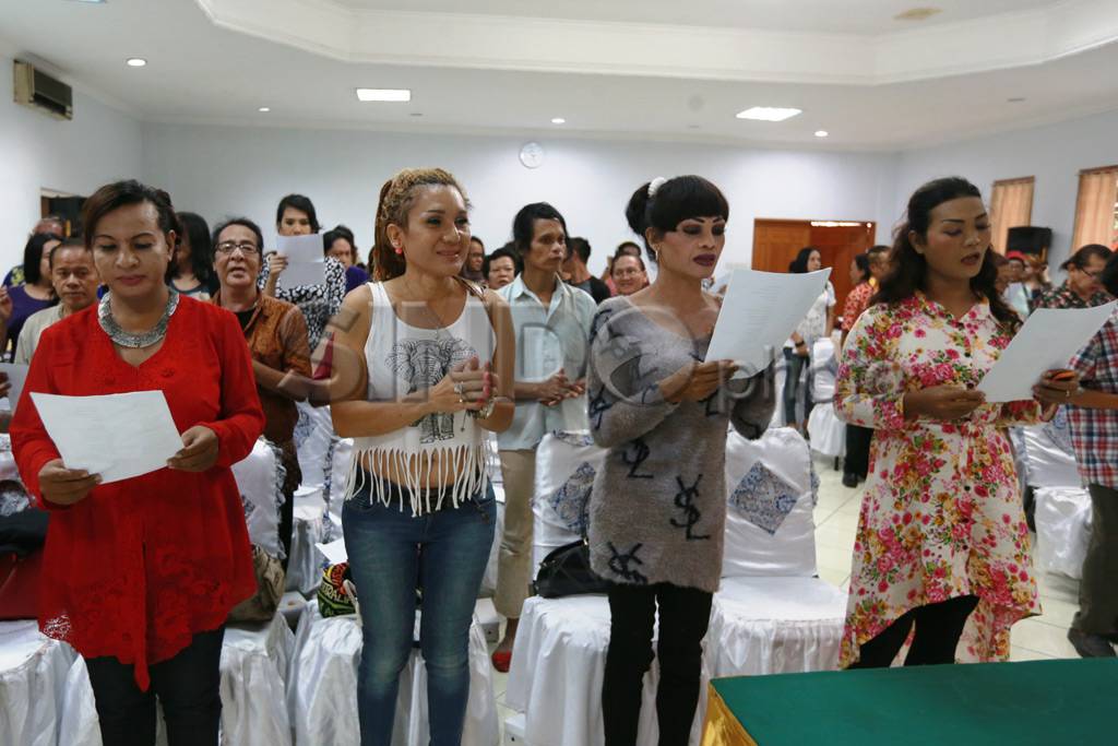 Waria Rayakan Natal...