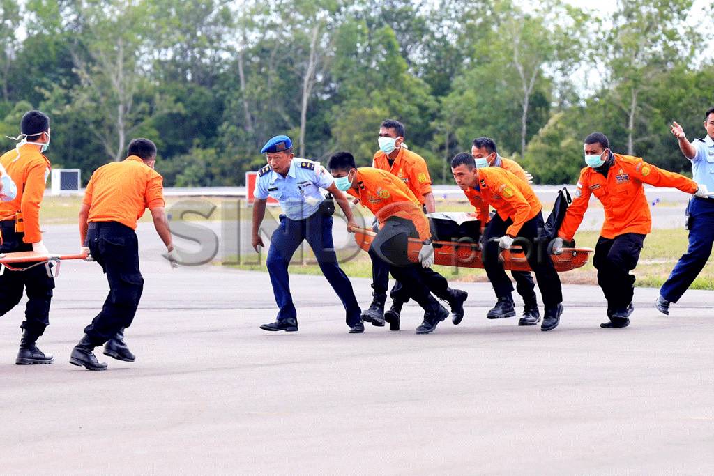 Dua Jenazah Dibawa ke...