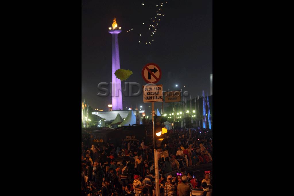Ribuan Warga Padati...