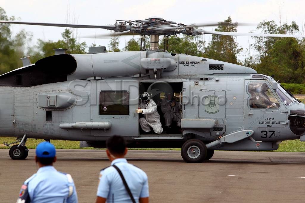 Heli US Navy Evakuasi...