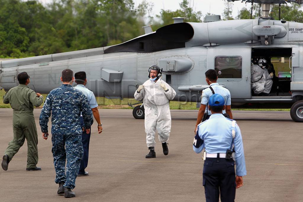 Heli US Navy Evakuasi...
