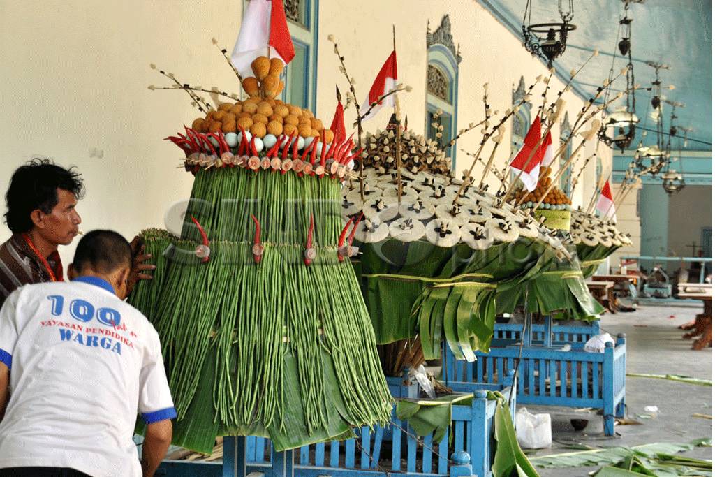 Abdi Dalem Siapkan Gunungan...