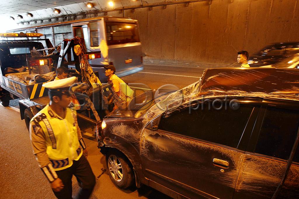 Minibus Terguling di...