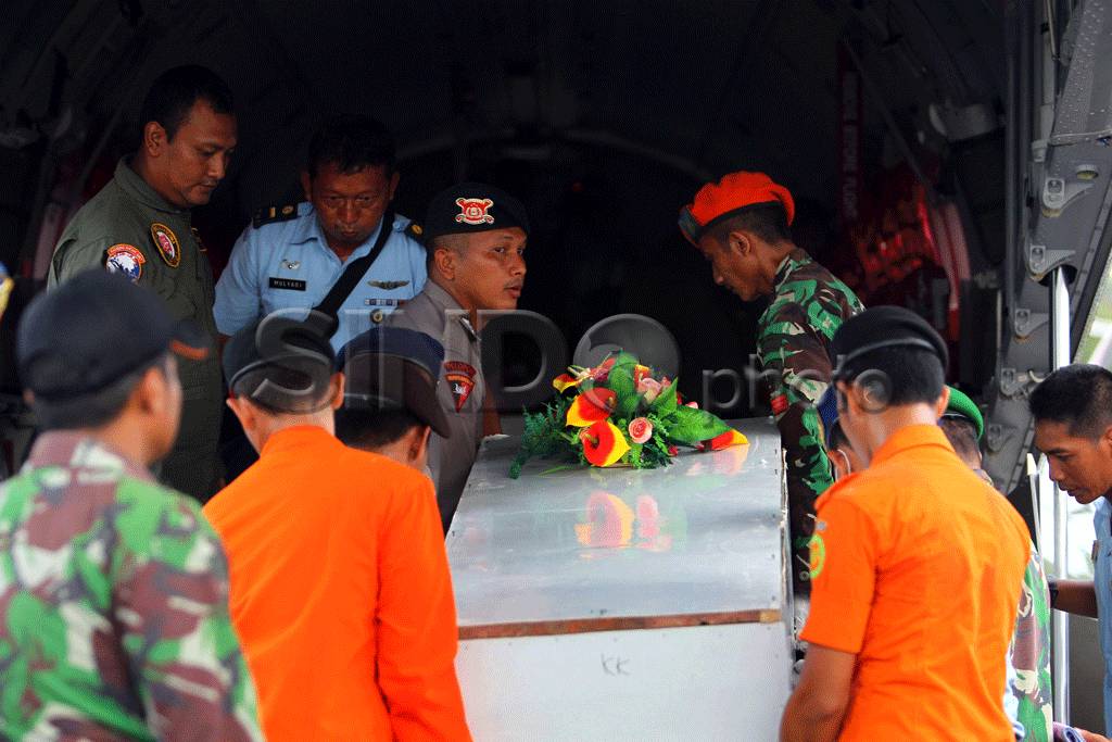 10 Jenazah Diterbangkan...