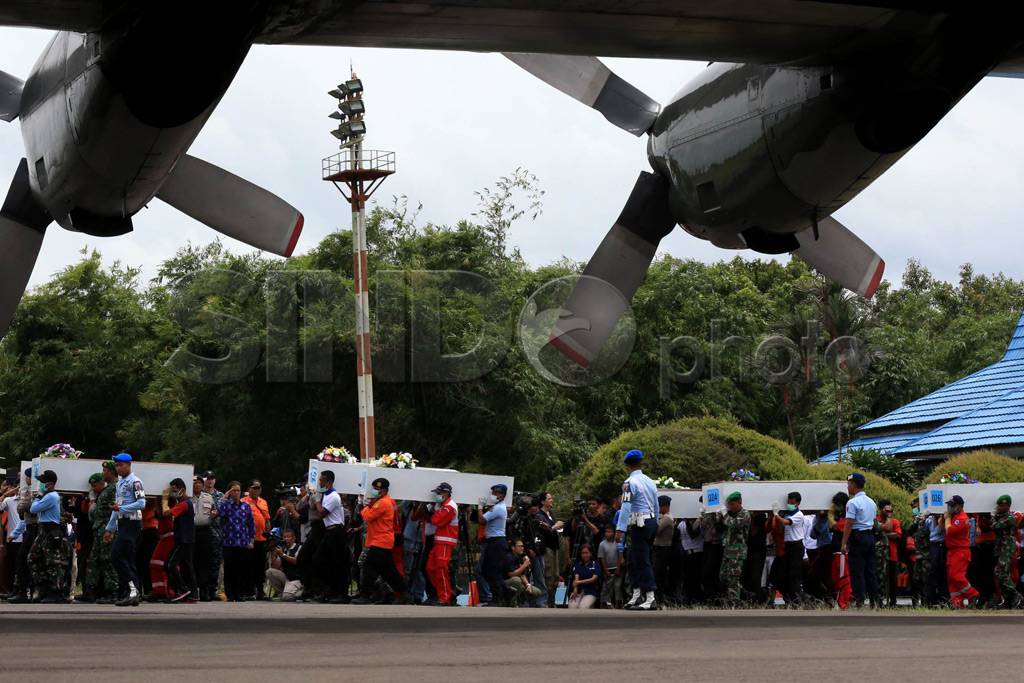 12 Jenazah Diterbangkan...