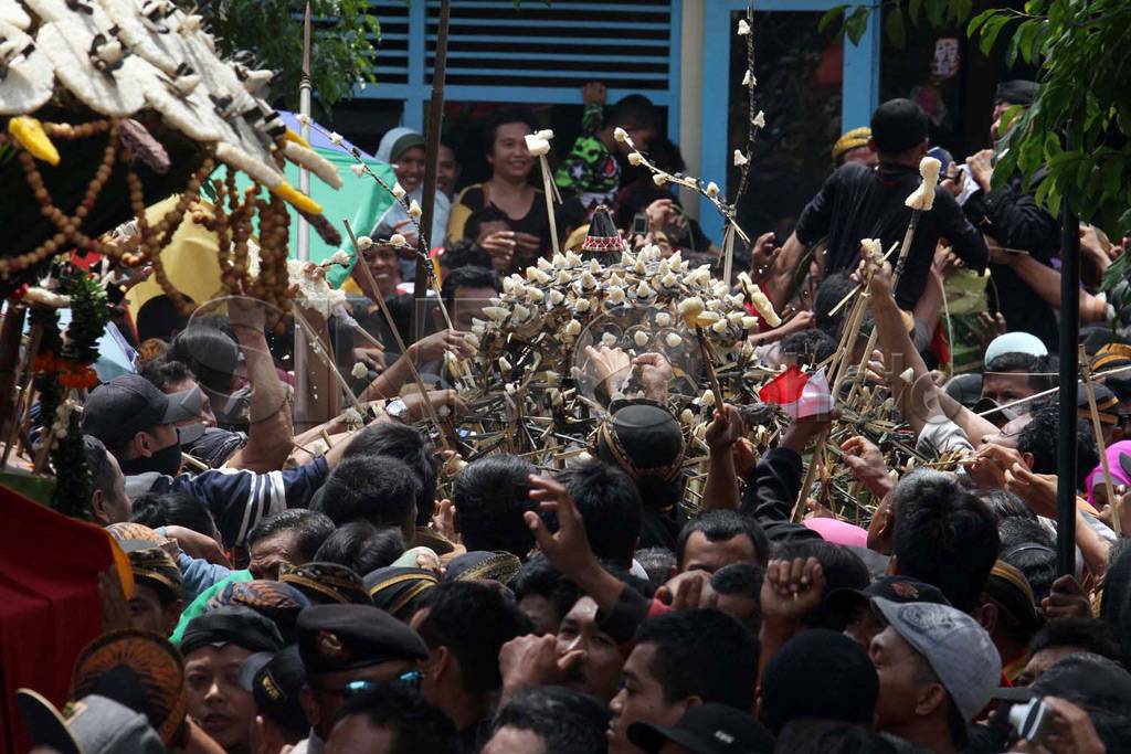 Ribuan Warga Solo Rebutan...