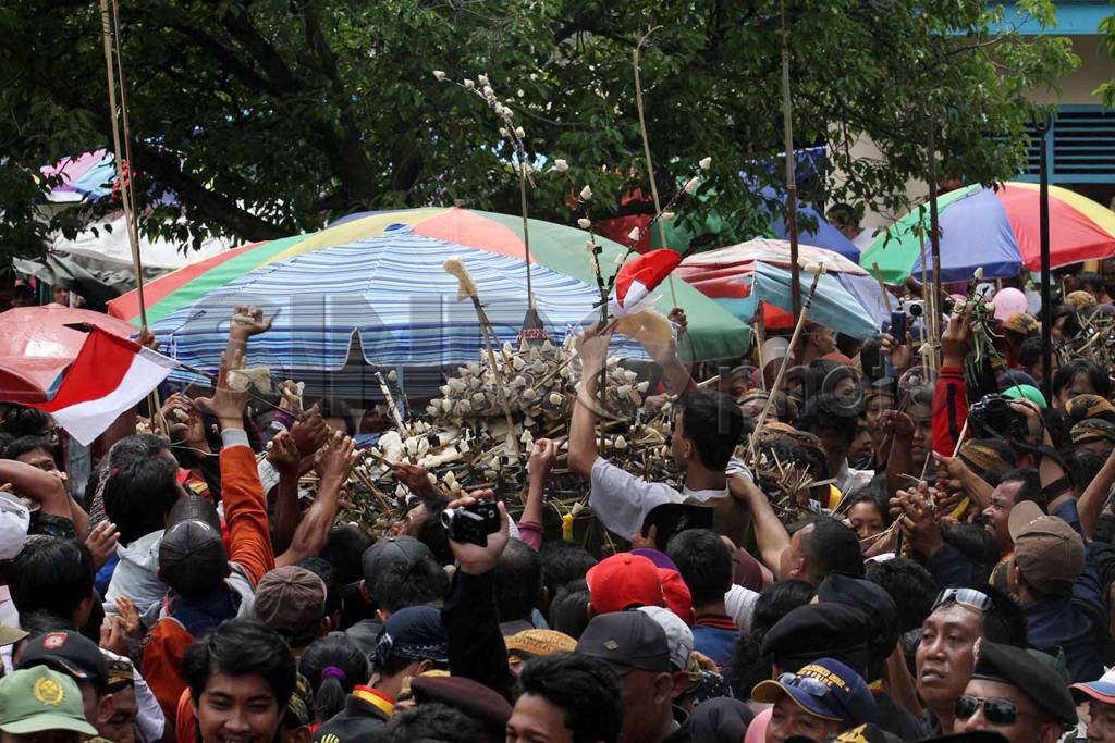 Ribuan Warga Solo Rebutan...