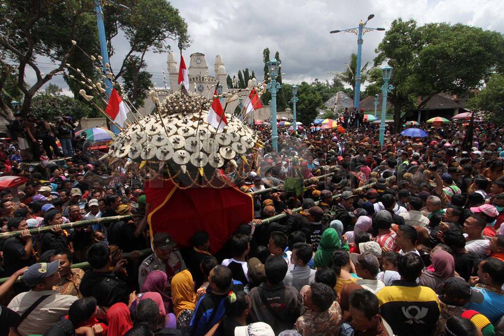 Ribuan Warga Solo Rebutan...