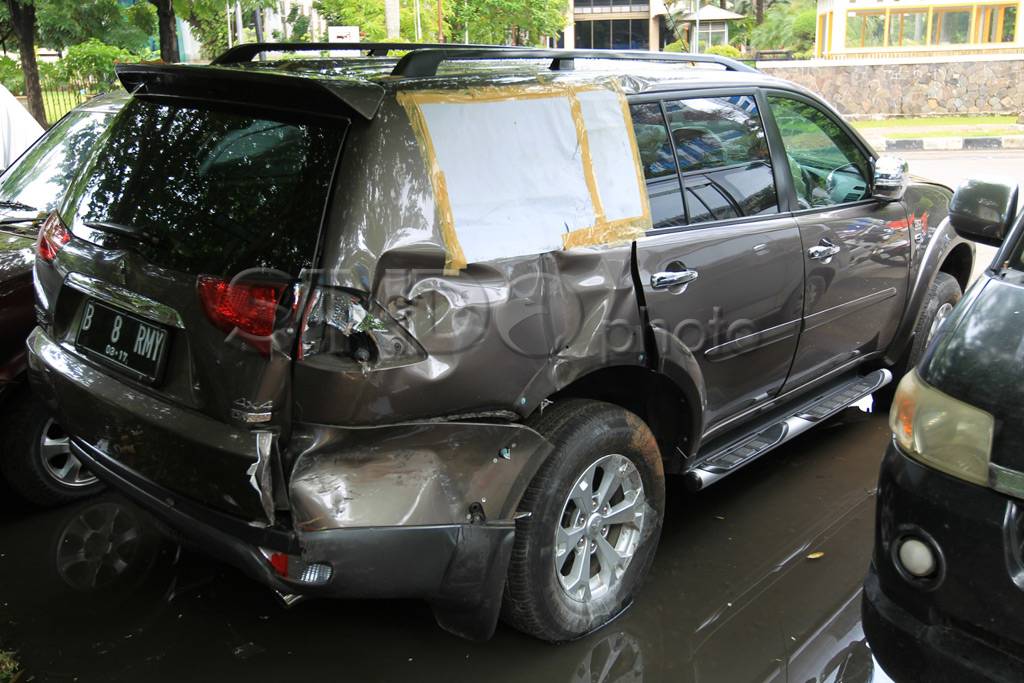 Mobil Pajero Tabrak...