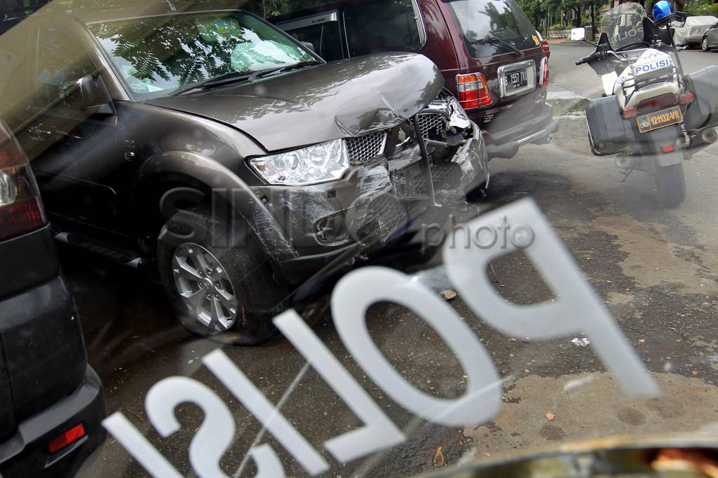 Mobil Pajero Tabrak...