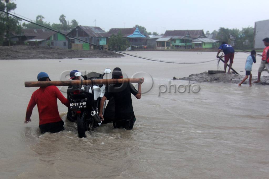 Jembatan Darurat Runtuh