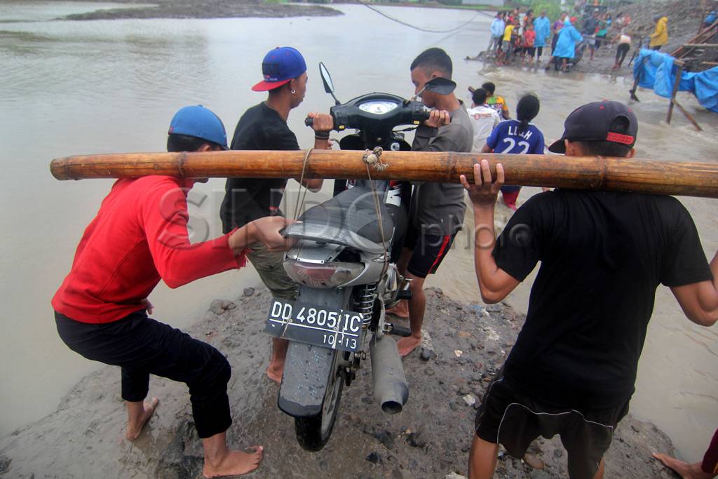 Jembatan Darurat Runtuh