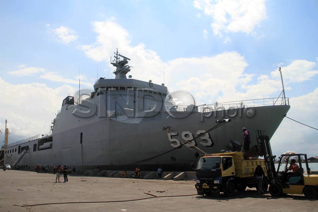KRI Banda Aceh Isi Bahan...