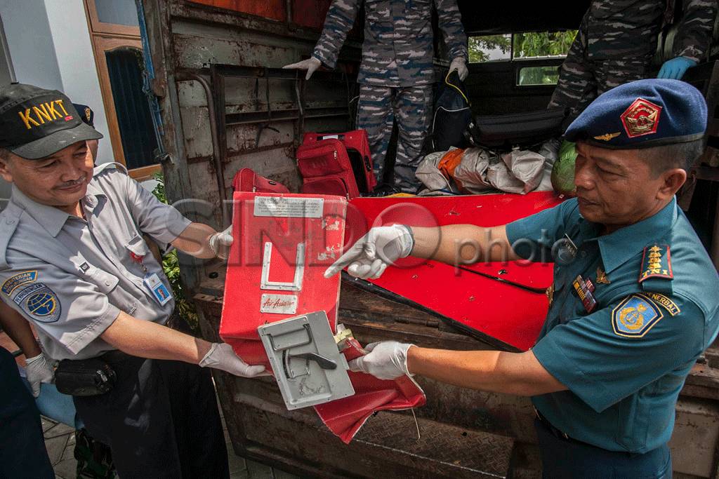 TNI-AL Serahkan Serpihan...