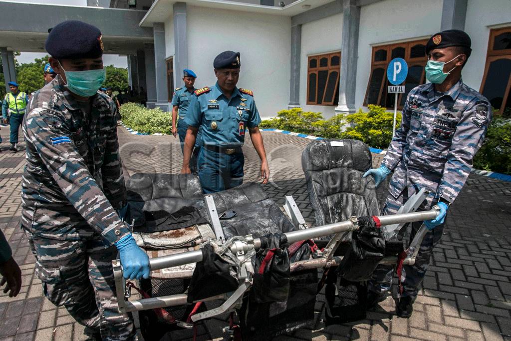 TNI-AL Serahkan Serpihan...